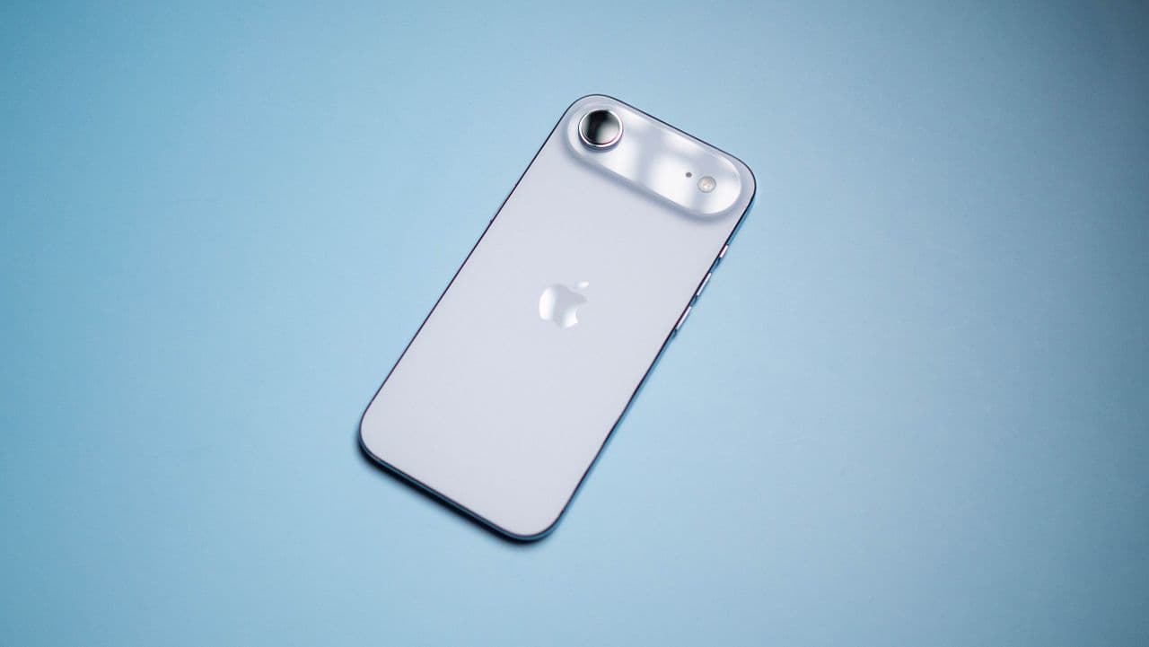 "iPhone Air in 2025 got me feeling like a 🦸‍♂️ while my Android is still buffering 💀 #FlexOnEm"