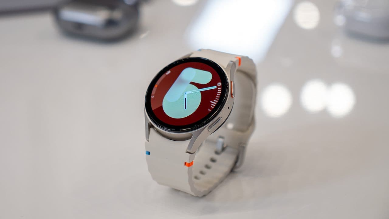 💫 One UI 8 + Wear OS 6 drop for Galaxy Watch 7? Bet it's more lit than my ex’s excuses! 🔥💀 #UpgradeYourWrist