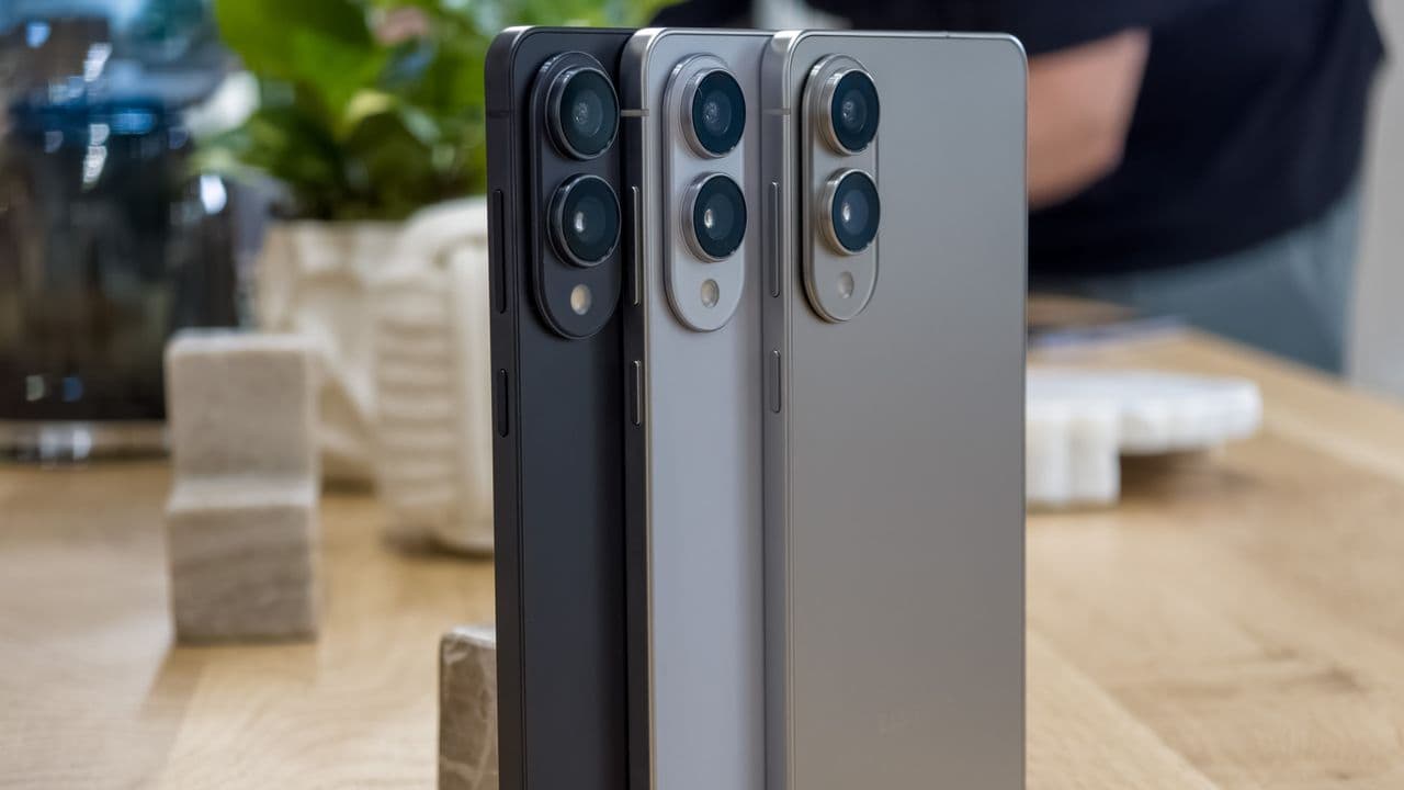 "Samsung S26 Edge vs S25 Edge: They’re thinner than my will to live but packing HEFTY upgrades! 📱💣🔥"