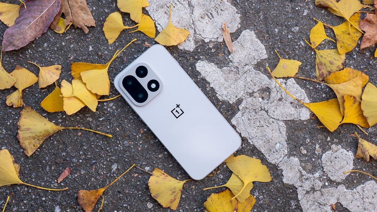 "OnePlus 15 drops early worldwide, but US fans out here still waiting like 🦖💔 #Pain #CopeAndSeethe"