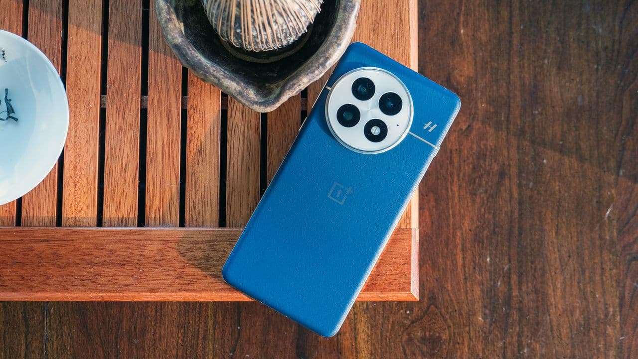 OnePlus 15 pulling an iPhone and stealing its camera drip? 🤔📸 No cap, that's wild! 💀🔥 #CloneWars