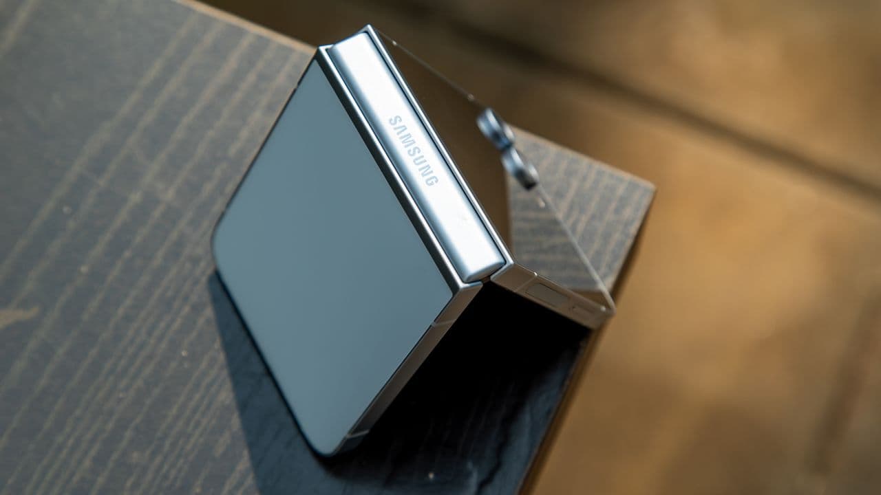 "Why flex on a Flip 7? Get the Flip 6 & save $600 for more snacks! 💸 No cap, that’s a steal! 🍔💀"