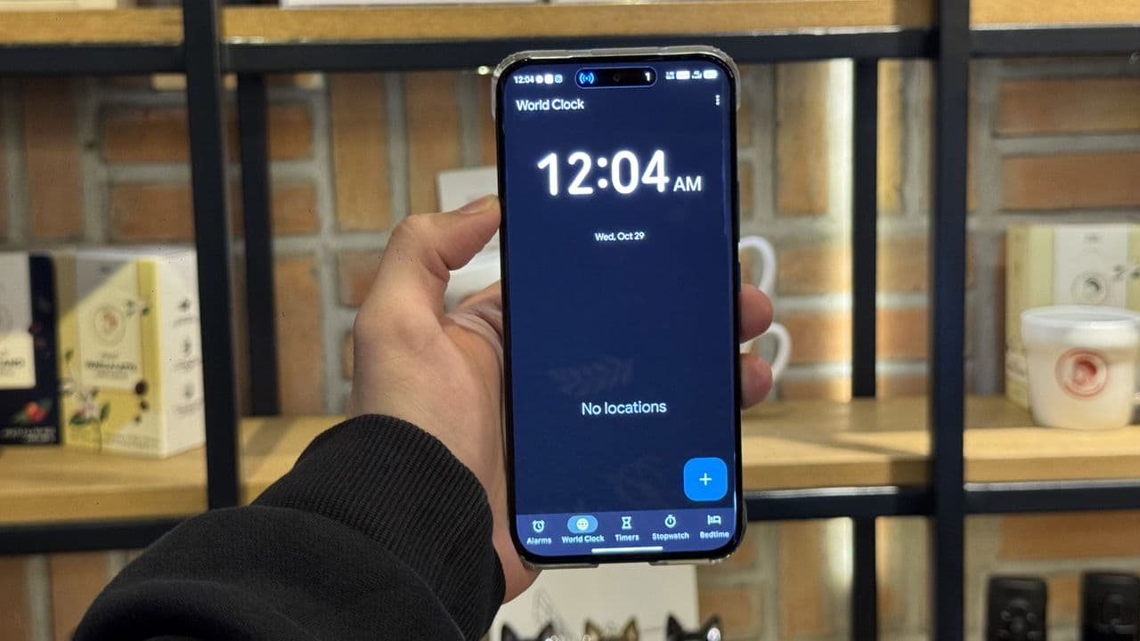 🚨 Google Clock update: Bye-bye wallpaper drama, hello sleek vibes! 😎🤙 #AlarmGoals 🔔💀