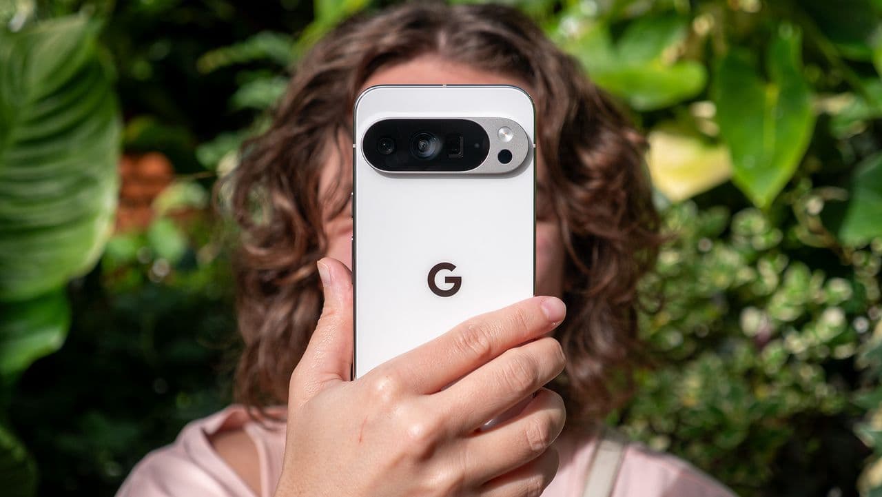 "When the Pixel 10 Pro makes you go 🤔 but Google’s still serving looks. No cap, they're vibing!🔥💀"