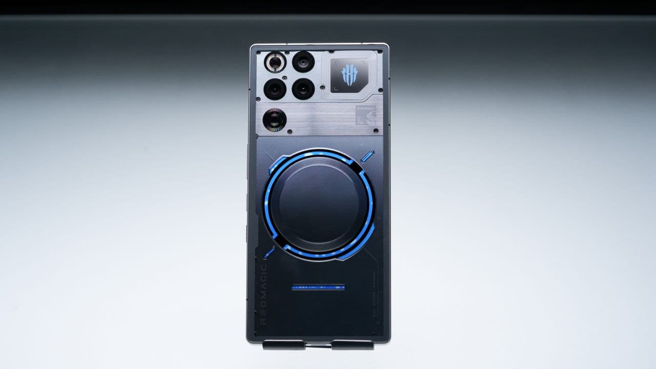 "RedMagic just flexed a gaming phone with a water cooler. It’s like a PC but in your pants 💦📱🔥"