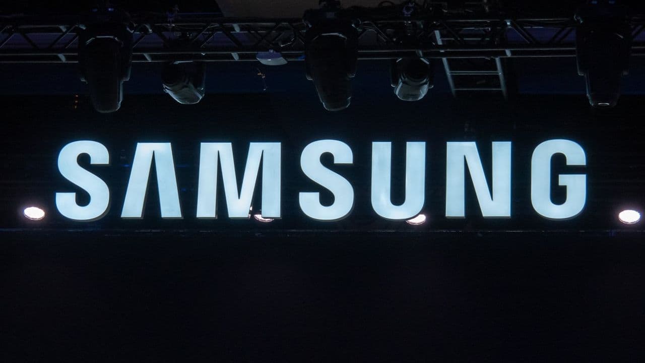 Samsung dropping standalone smart glasses in 2024? 👀💀 Prepare for some serious "who asked?" vibes! 🔥💁‍♂️