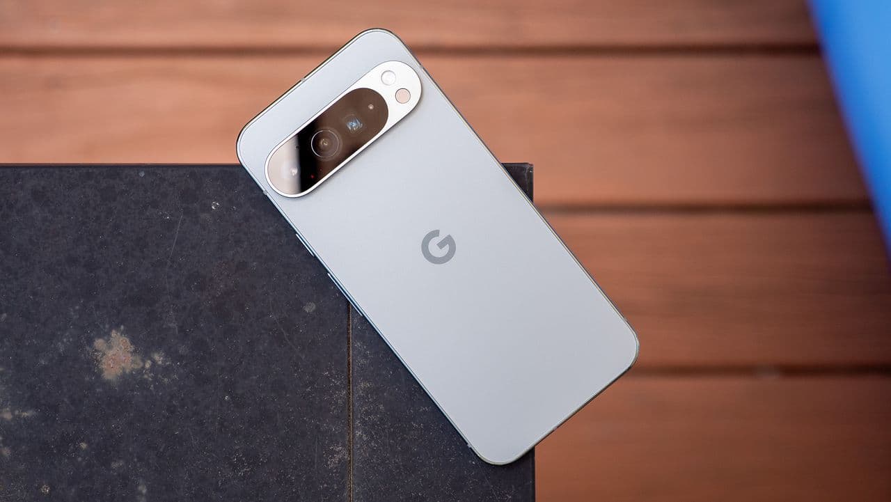 "Google Pixel 10 Pro XL: Same size, but flexin' more features. It's like your ex, but upgraded! 💅🔥"