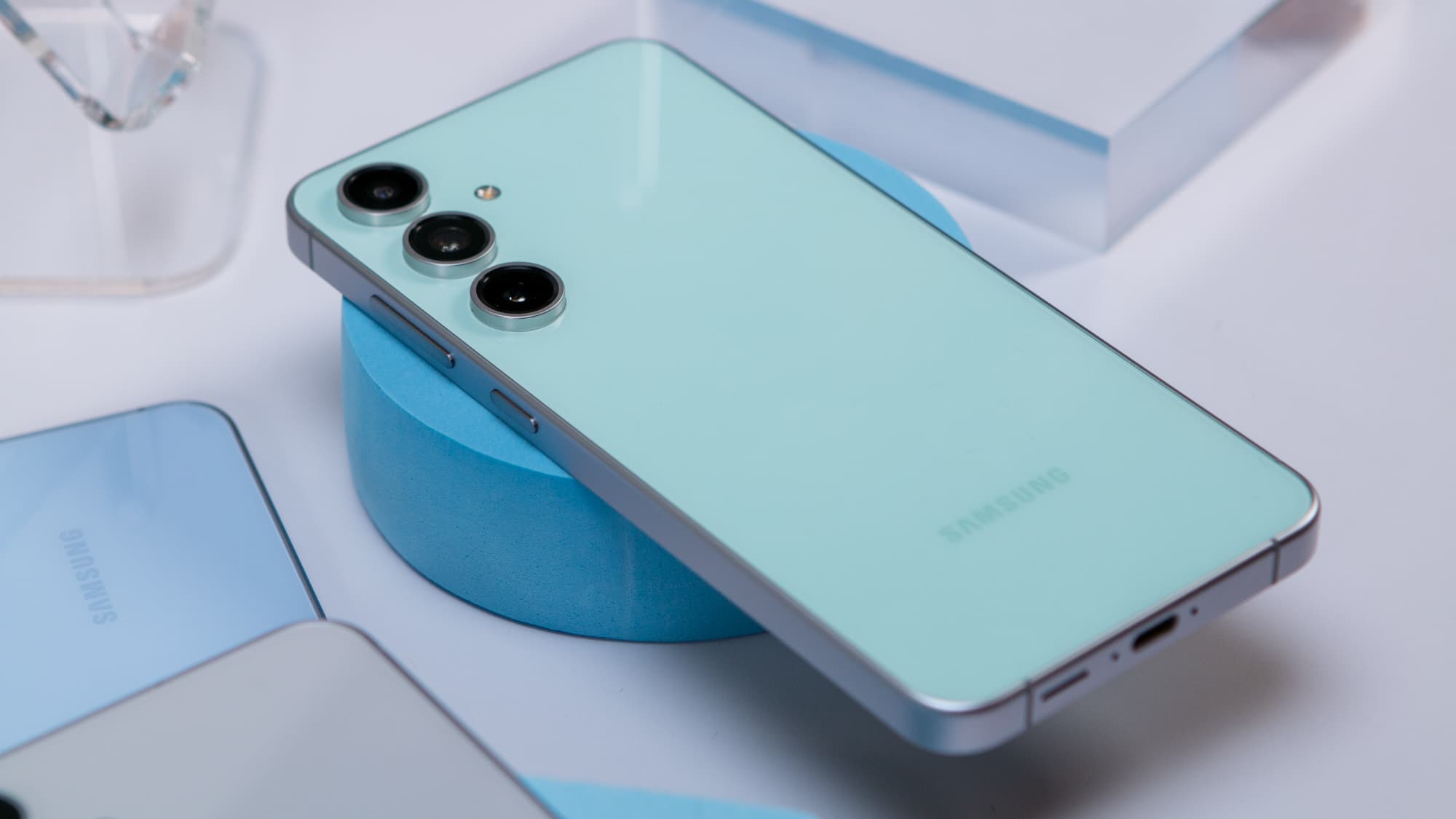 "Galaxy S25 FE: When your budget phone feels like a flex 💅💸 No cap, it’s a budget king! 👑🔥"