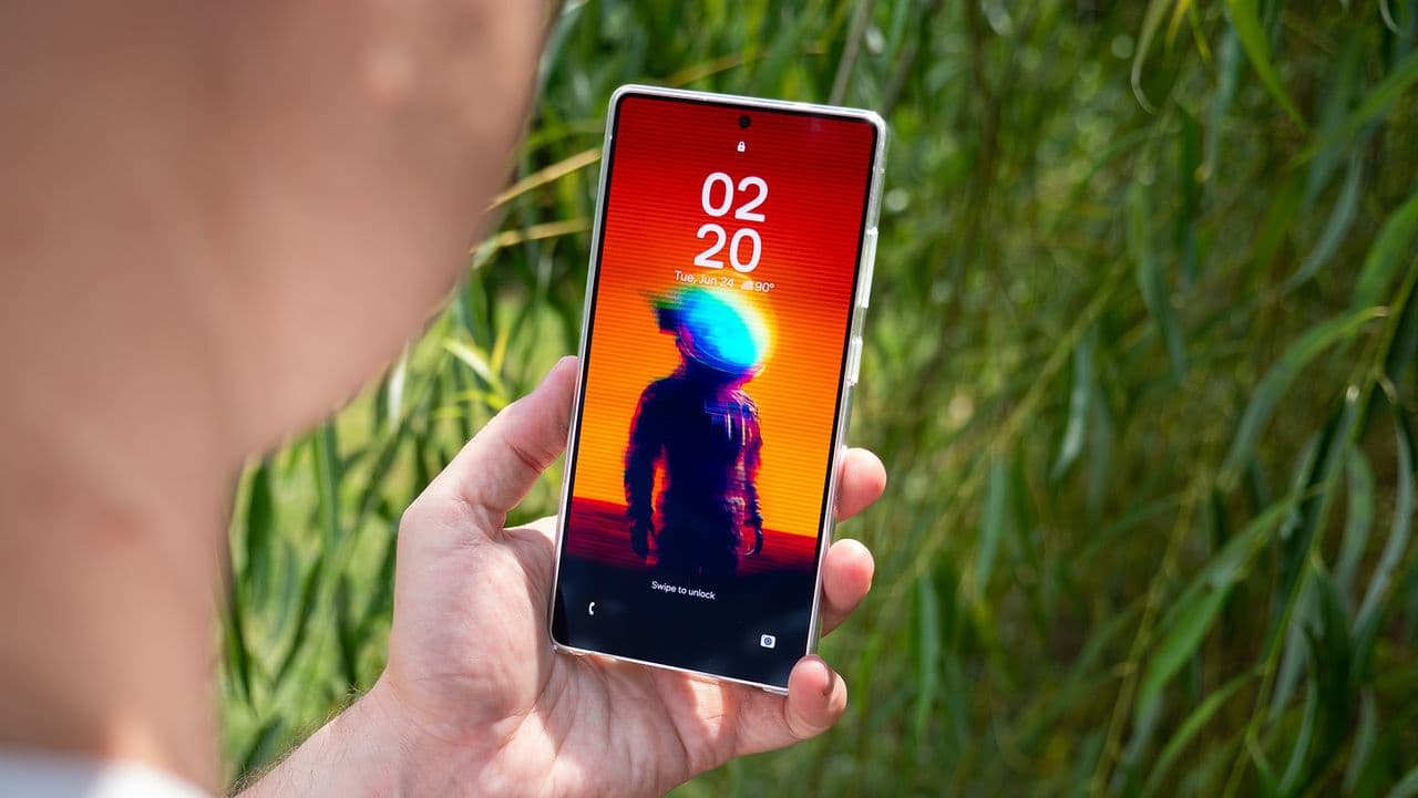 "Pixel 10 Pro XL vs. S25 Ultra: The ultimate Android showdown or just a phone meme-off? 💀🔥🤔 #FlagshipDrama"