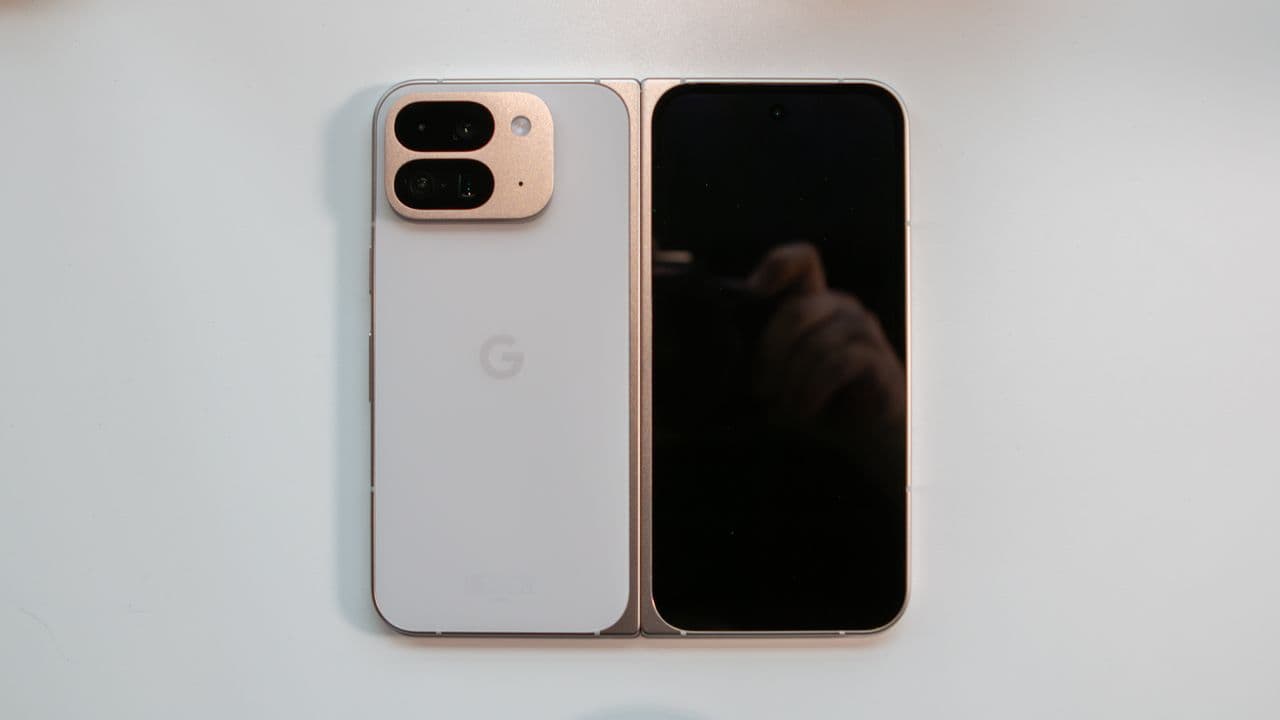 “🔫Google Pixel 10 Pro Fold vs. Honor Magic V5: Who’s the real tech daddy? 🤠💀 Let the cringe commence!🔥💥”