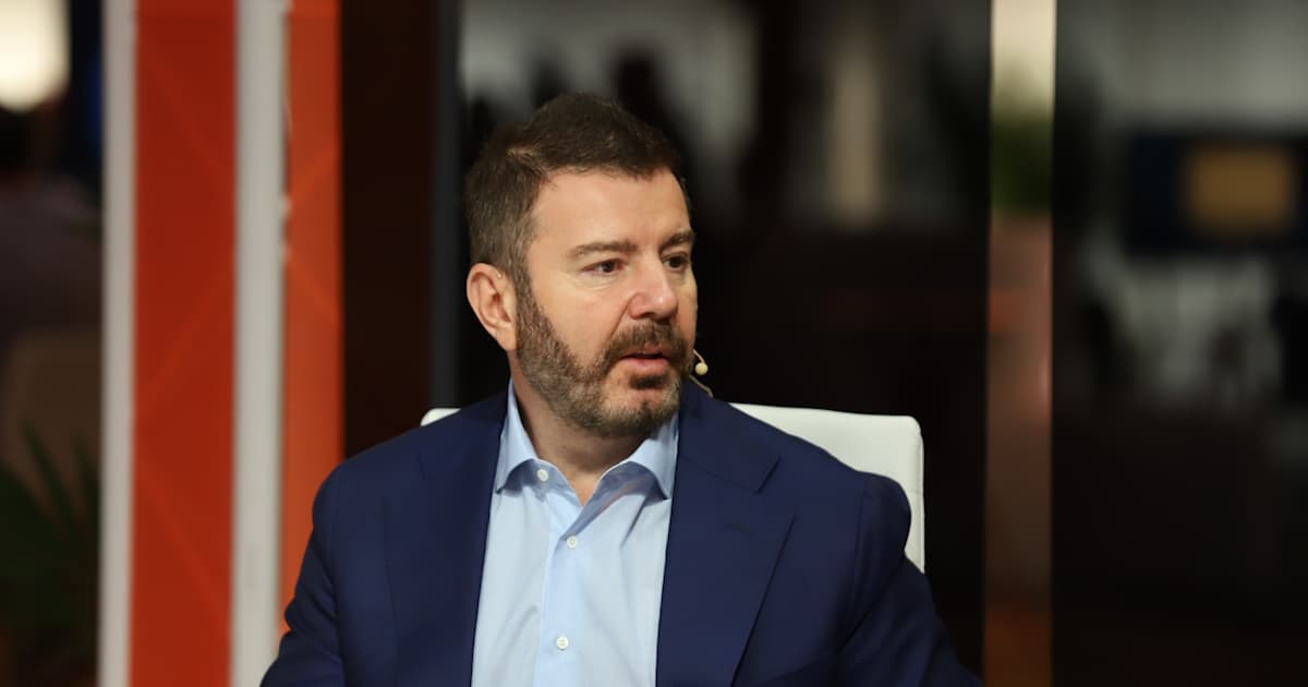 "AI orchestration: where pilots flex & robots do all the work! 🤖✈️ CEO spittin’ knowledge 🔥 #TechVibes"