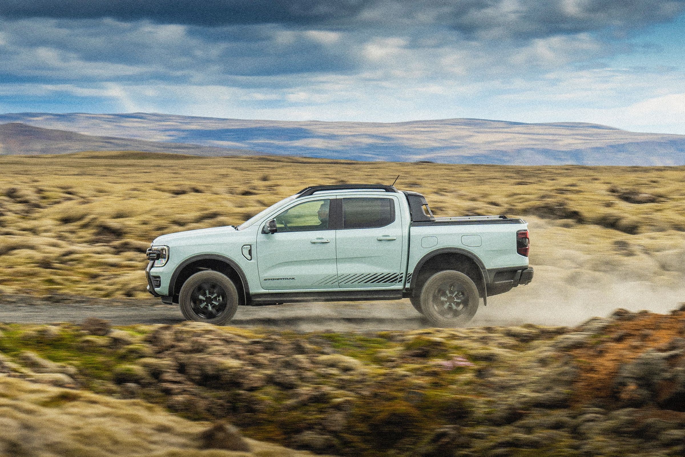 "Ford Ranger PHEV: Price so high I might need a GoFundMe 💸🚀 Specs that make my brain go 🤯 #NotAWagon"