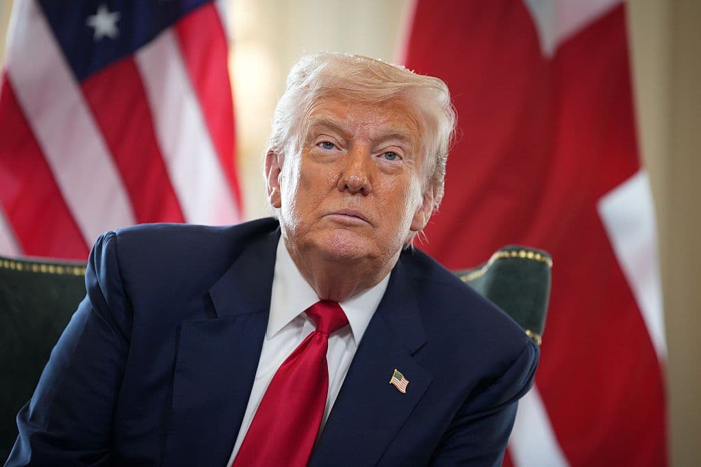 "Trump’s got beef with de-bankers 😂💸: ‘Y’all can’t cancel me, I’ll just go full meme mode!’ 💀🚀"