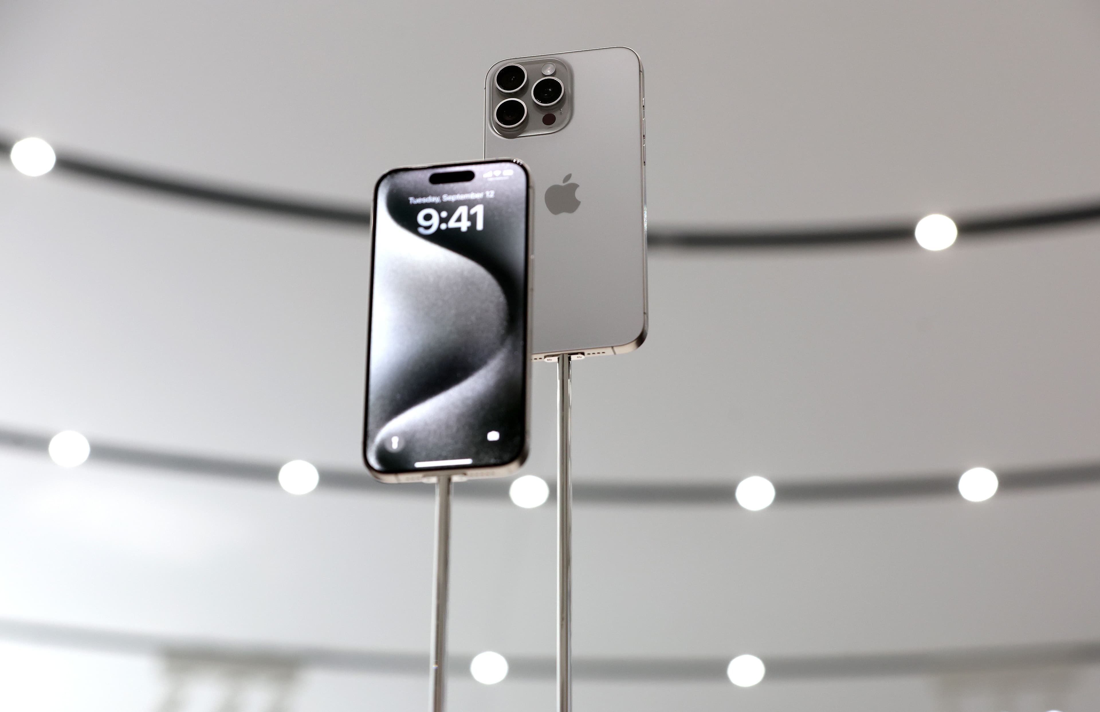 iPhone 17 dropping soon 👀, while Sonos hit us with a price hike like 🥴💸. We cope, we seethe! 🔥💀