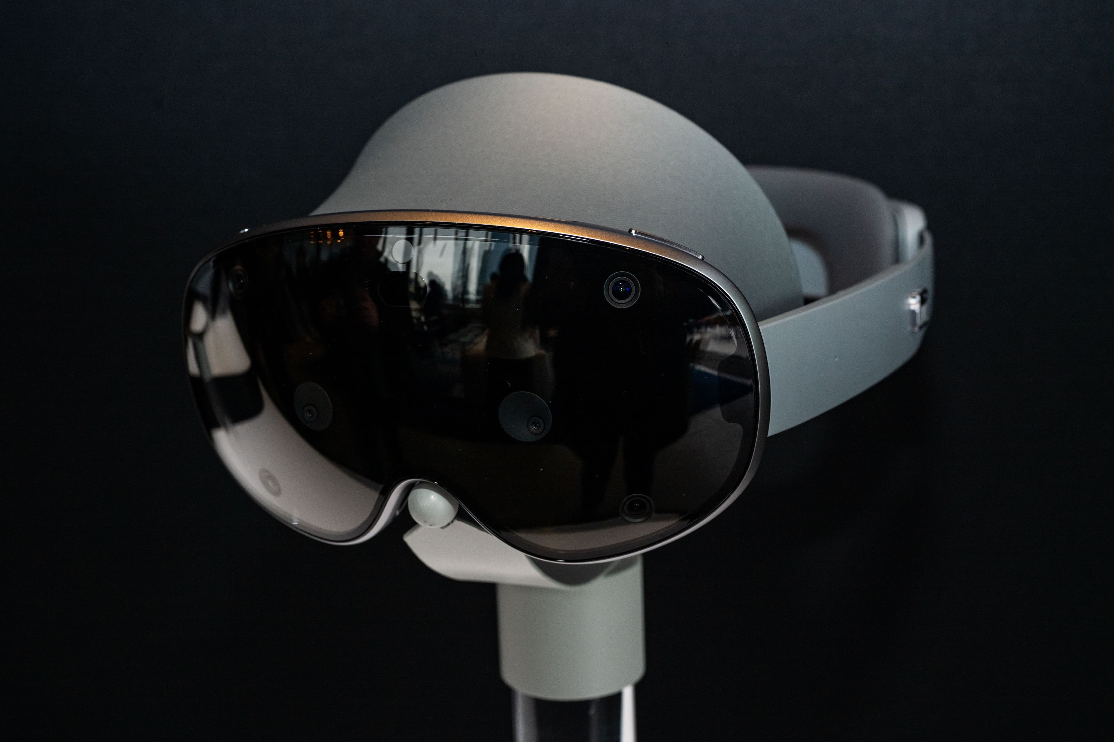 "Samsung drops Galaxy XR headset 🤯 Price too high? 💸 Honestly, who can afford reality anymore? 😂🔥"