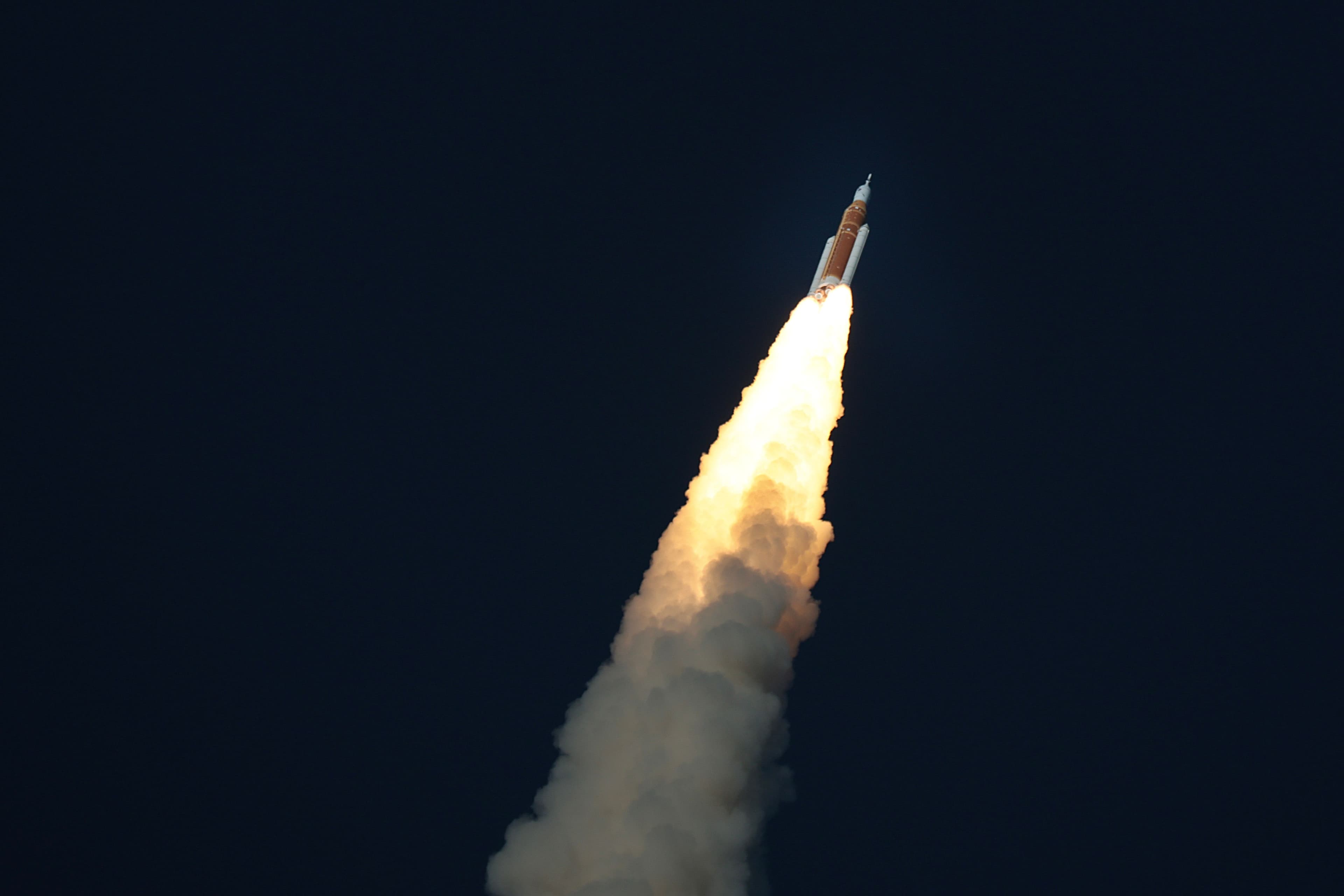 "When even Artemis II astronauts are losing it over Outlook! 🚀💀 #SpaceStruggles #MicrosoftL 🥴"