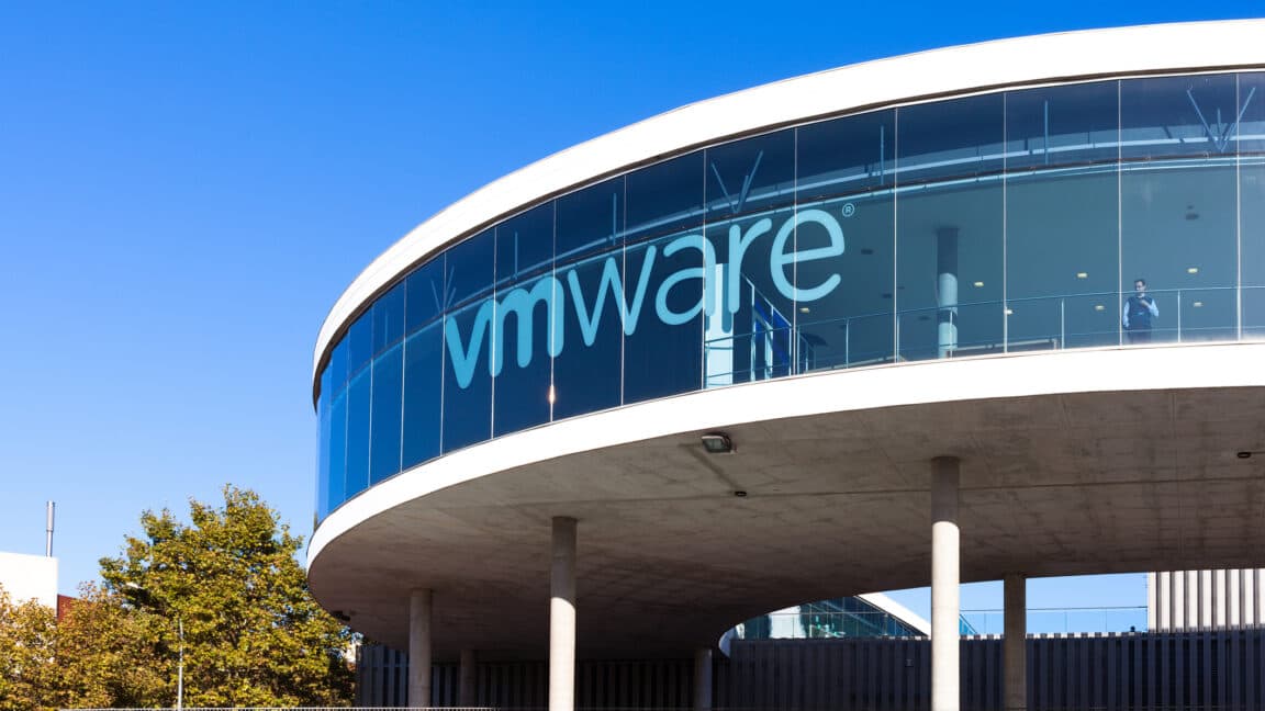 🚨VMware users be like: "Perpetual license? More like perpetually locked out 🔒💀" #BigSad #TechFail