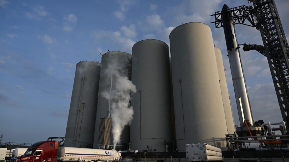 "Starship’s fuel supply got more issues than my ex 💔🚀💀 But SpaceX be like ‘hold my rocket’ 🔥💪"