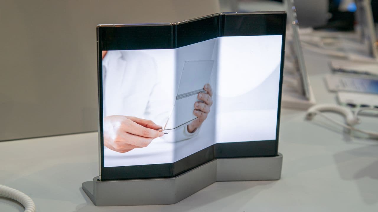 Samsung’s trifolding phone dropping this month? 🚀💀 Get ready to fold your mind! No cap, it's wild! 📱🔥