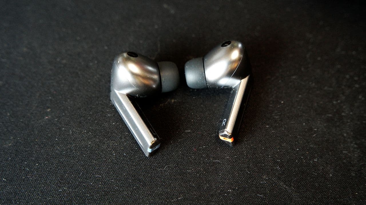 "Samsung Galaxy Buds 4 Pro: New drip & features that hit harder than your ex's texts! 😱💔🔥"