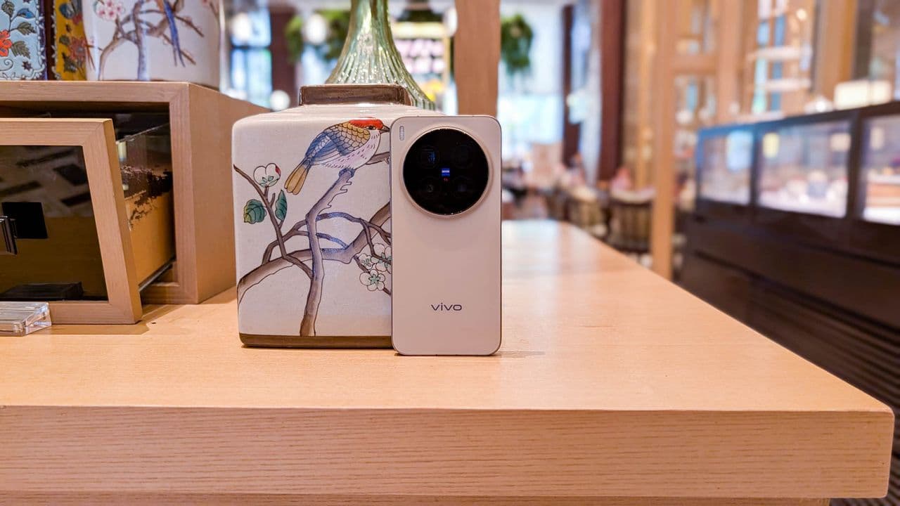 "Used Vivo's X300 & Pro — 200MP? More like *200-MEME* 🤖💥 Say goodbye to potato pics! #WokeCamera" 📸🚀