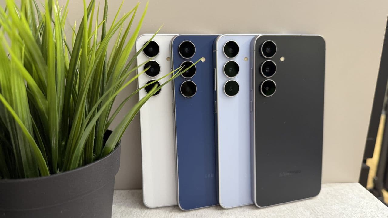 "Samsung dropped the Galaxy S25 FE: all the bloat, none of the weight! ๐
๐ฑ #FeatherweightFlex ๐ฅ๐"