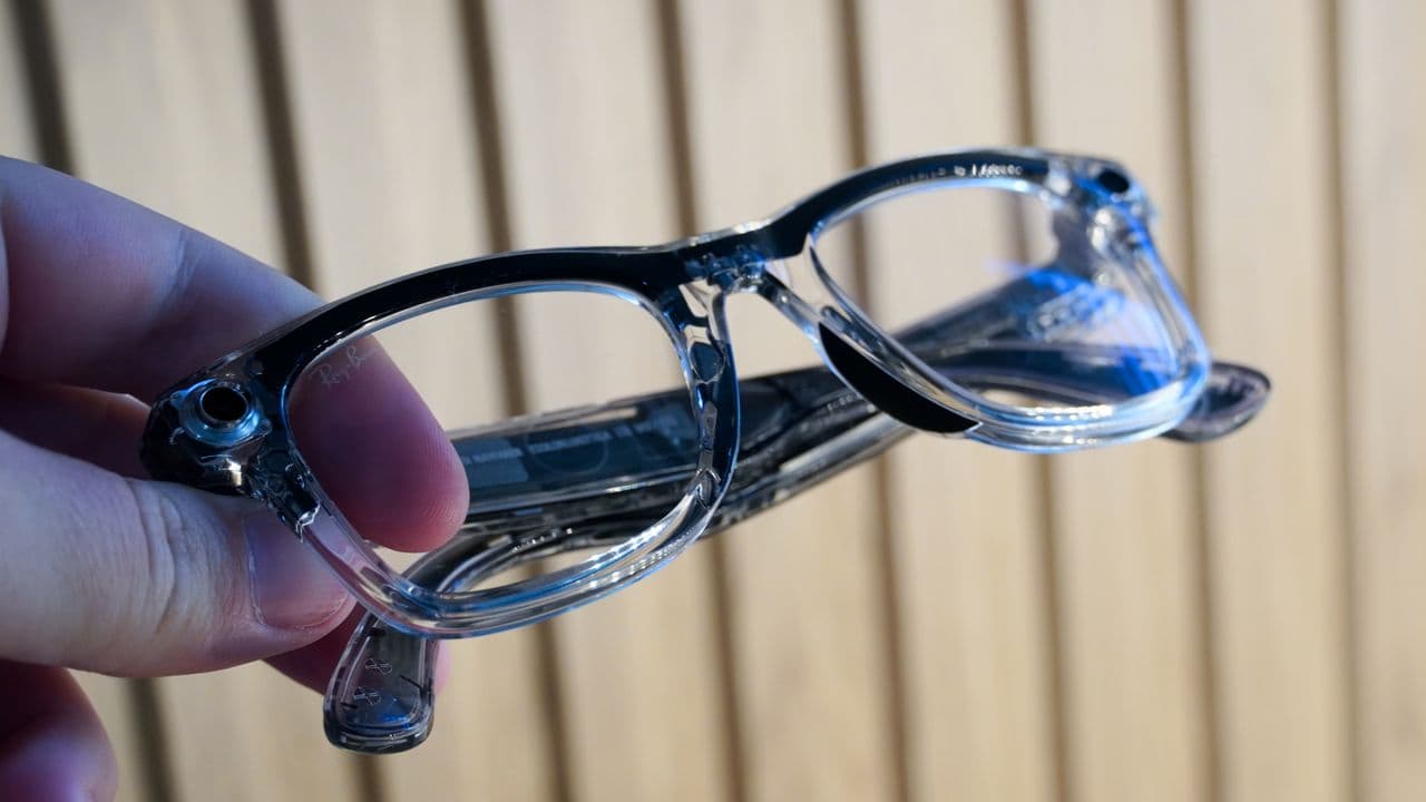 Meta’s Hypernova glasses got less hype than my middle school dance. 😬💀 Low sales? More like low vibes. 🚫🔥