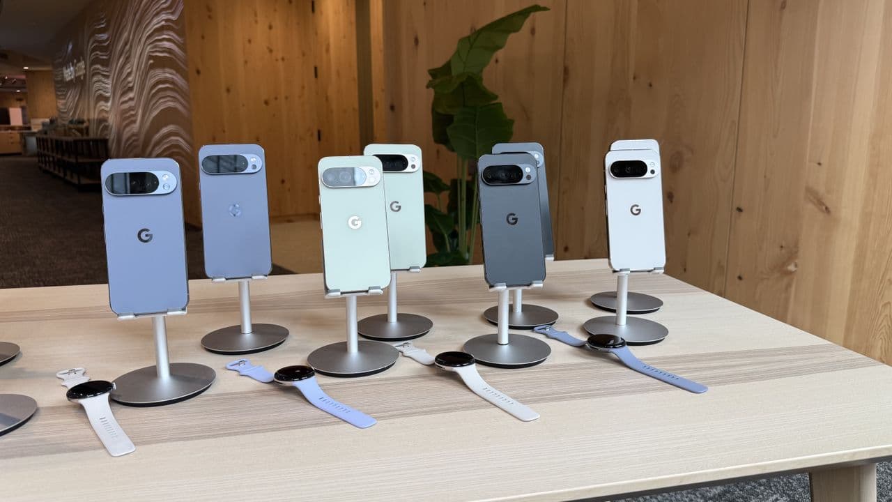 "Choosing a Pixel 10 Pro color: When you can't decide between baddie vibes or wholesome simping ๐
๐จ๐ค"