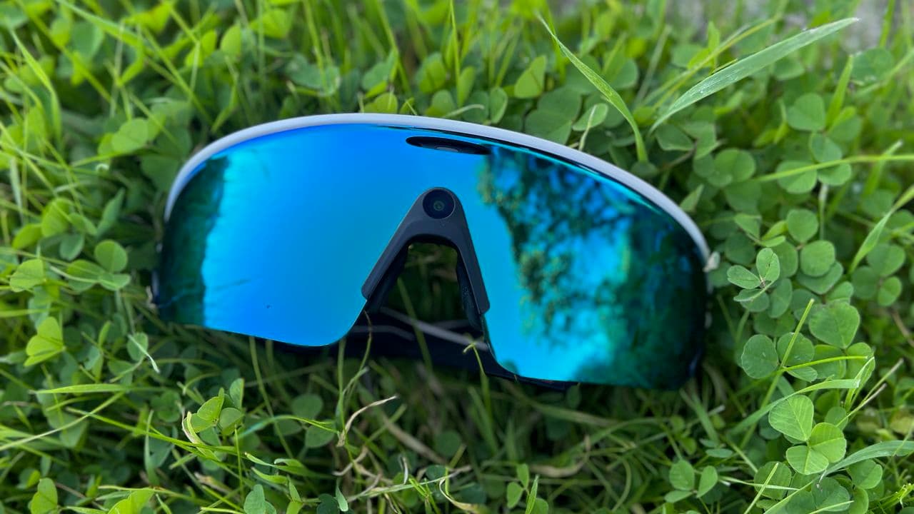 "Oakley Meta Vanguard: For those who want ๐๐ญ๐ฉ๐ง๐ ๐๐๐ค๐๐๐ ๐จ in cardio & memories ๐๏ธโโ๏ธ๐. But like, can you even lift 'em? ๐ค๐ฅ"