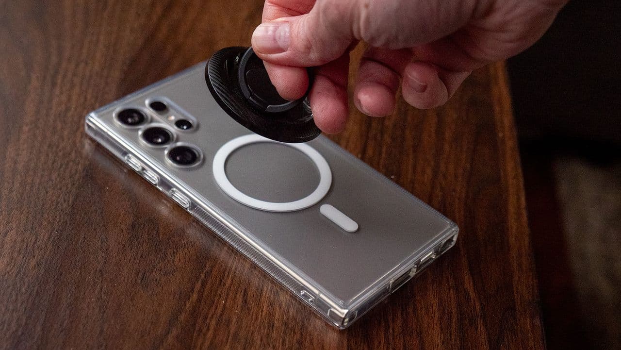 "Samsung drops Qi2 chargers in the US like we asked for them, but the phones r like 'no thanks' 🤡💀 #WhyBother"