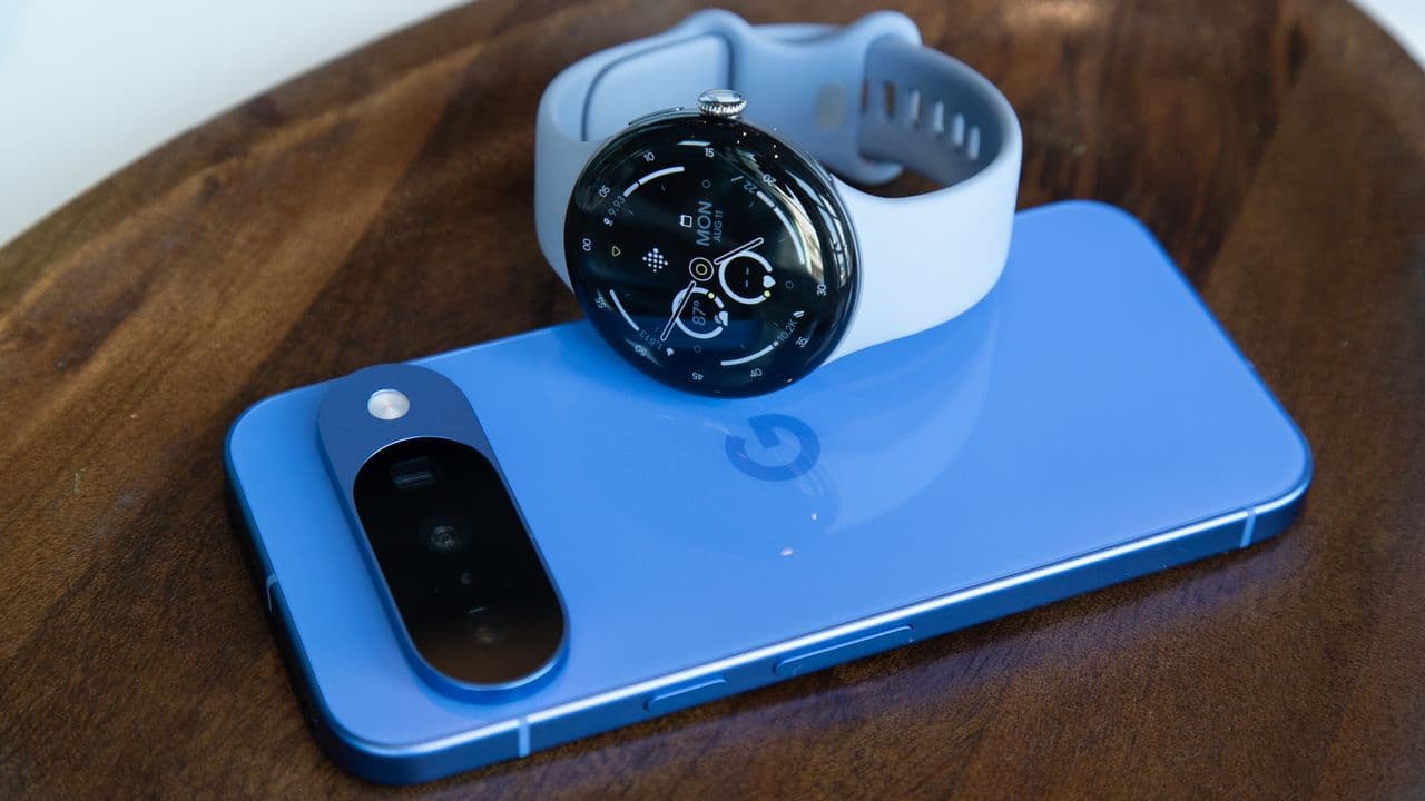 🍏📱 Apple Watch 11 vs. Google Pixel 4: Tech Bros Throwdown💥! Who's catching dubs? 😂 #WristWars