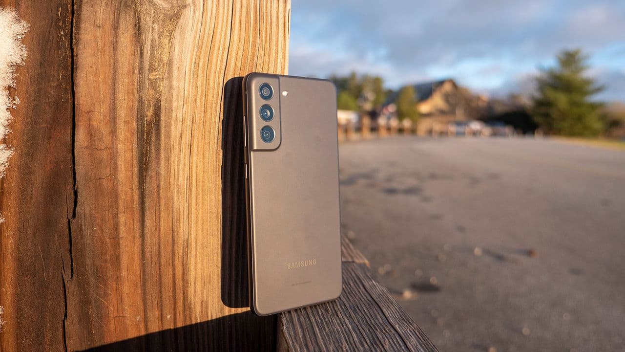 π¨π Samsung Galaxy S21 FE: Last major Android drop incoming! π₯²π Say goodbye, fam! #UpgradeOrDie