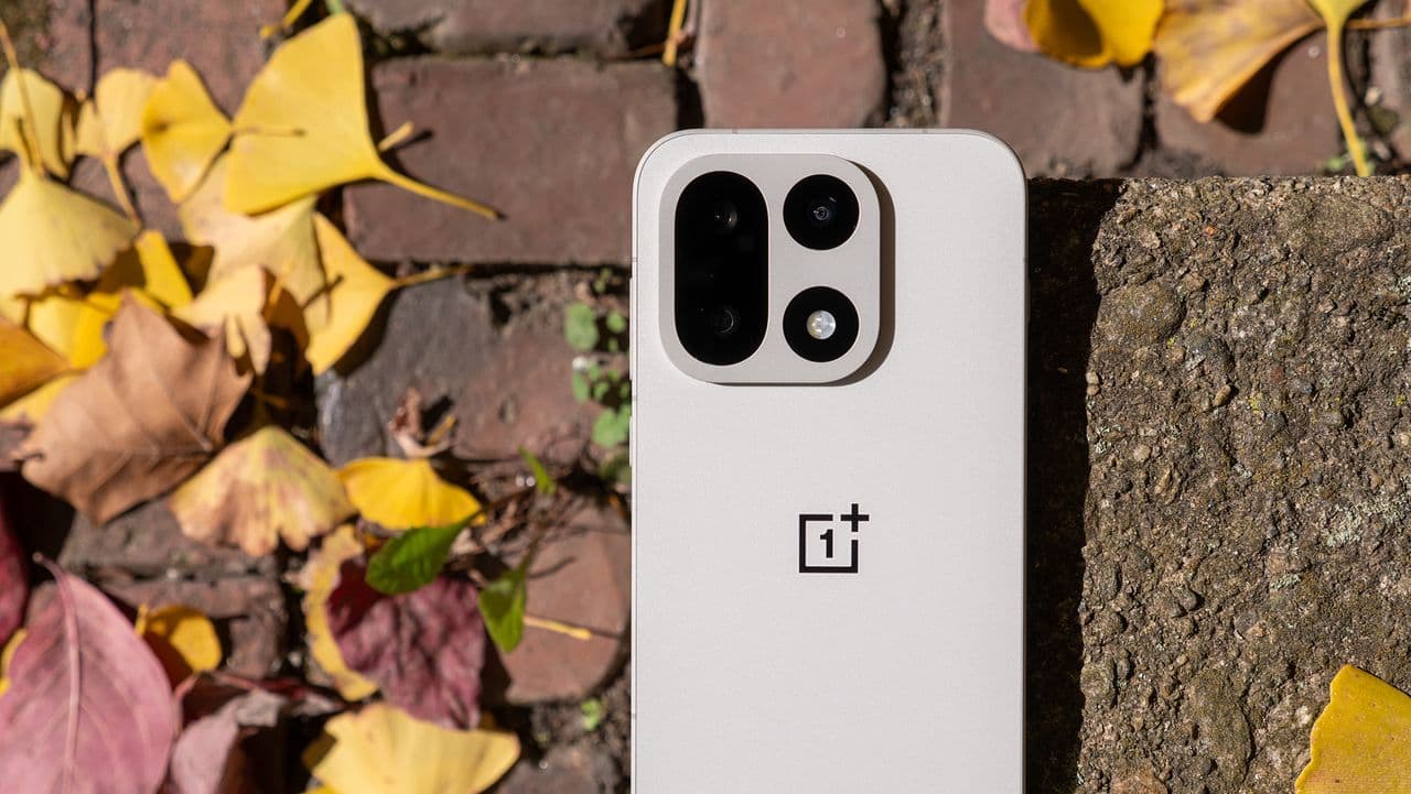 OnePlus 15 flexing on JRE’s durability test like it’s Thanos 💪💎 Tougher than your ex’s excuses! 😂🔥