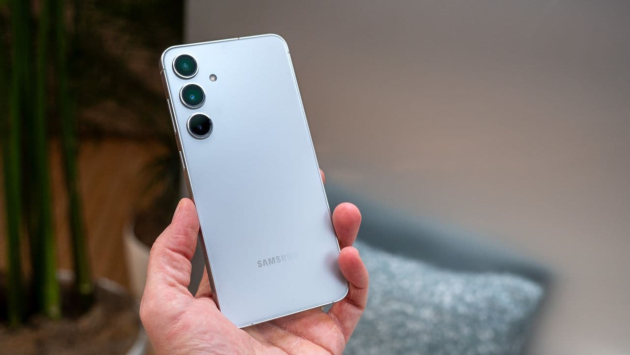 "Samsung pulling a 'hold my drink' ๐คณ to revive the Galaxy S26 Plus because S25 Edge flopped hard ๐๐ฅ"