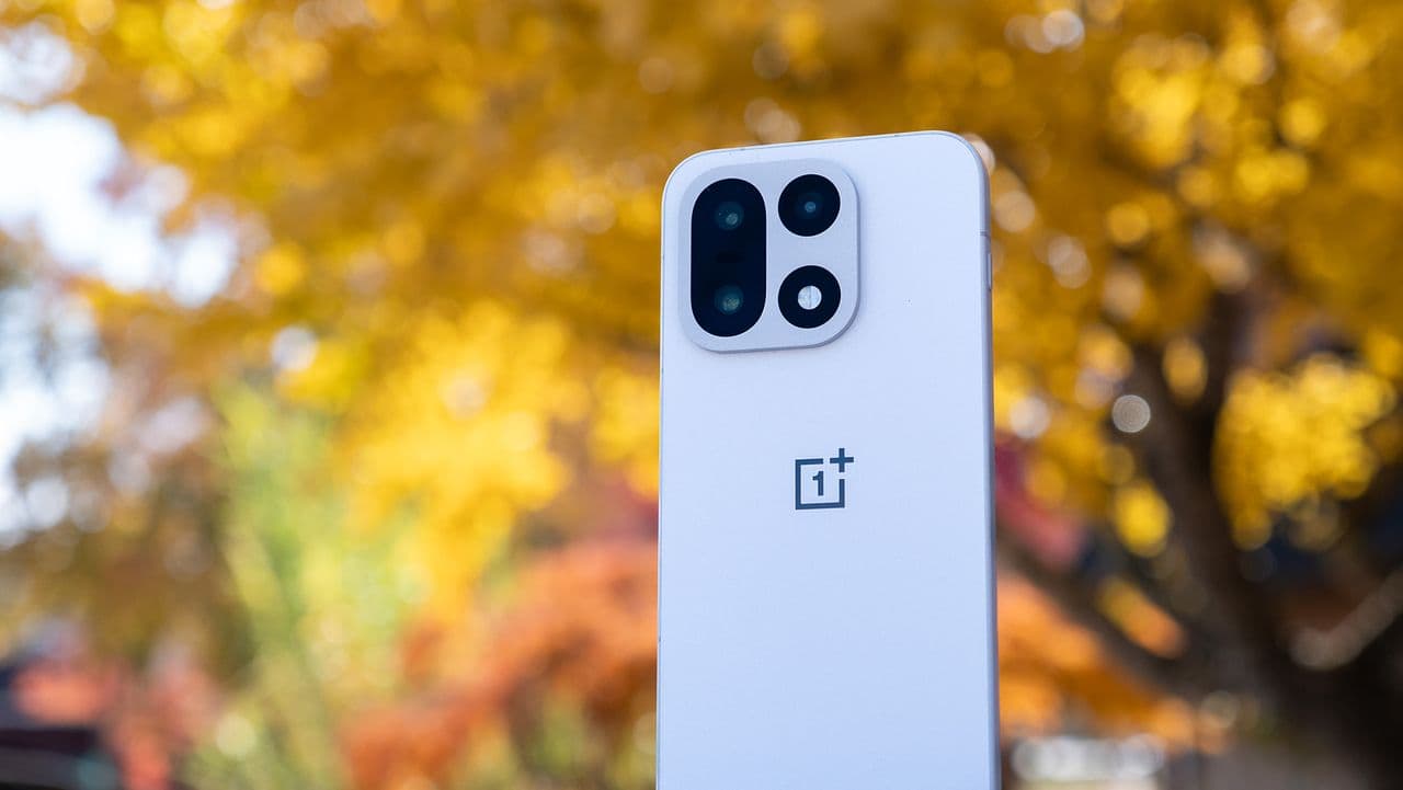 "Just tried the OnePlus 15 & it's low-key an iPhone simp 😳🔥. But like, it’s vibin’ hard & we stan! 💅✨"