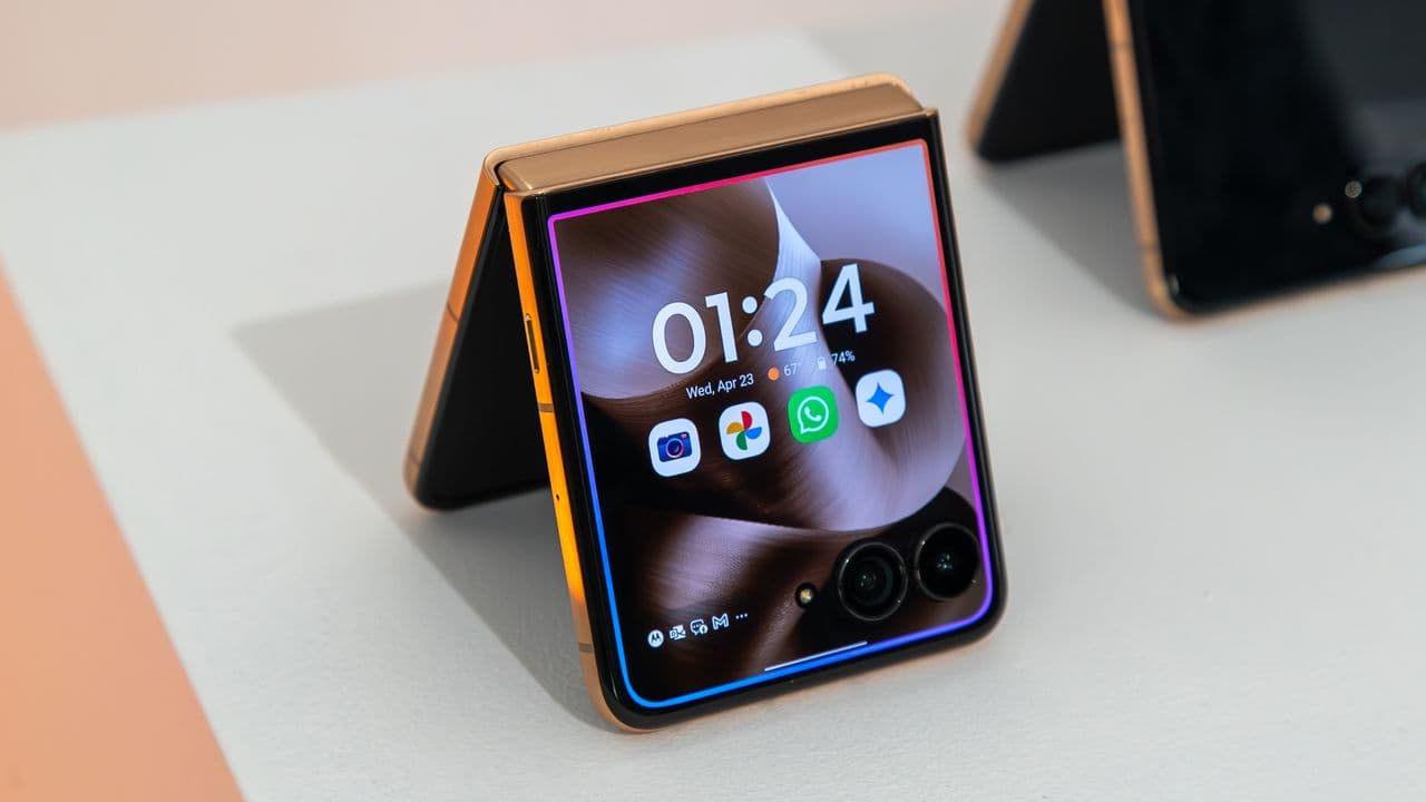 Motorola Razr Ultra 2025 just got that sweet price drop! ๐ธโจ Finally not cringe! Letโs GO! ๐๐ฅ #Unboomer