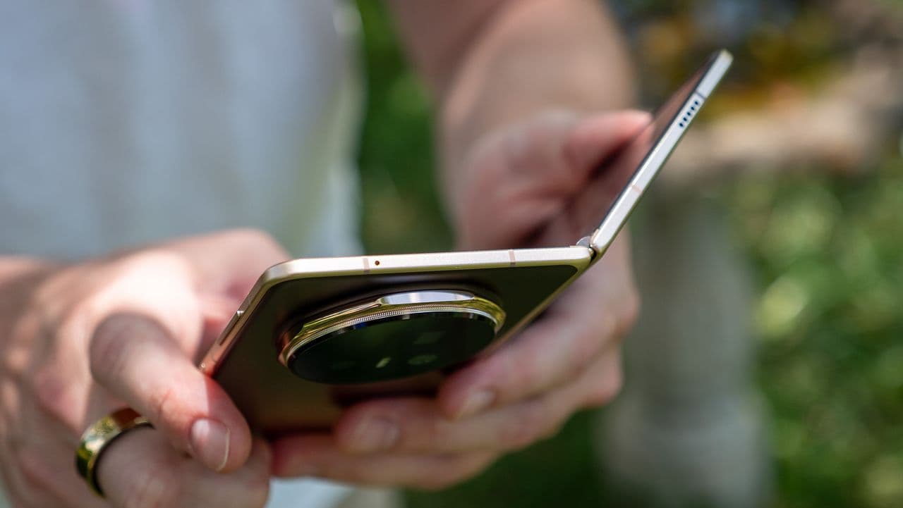 "Honor Magic V5: the pocket translator we all need for when your crush speaks in memes! 💬✨ #NoCap"