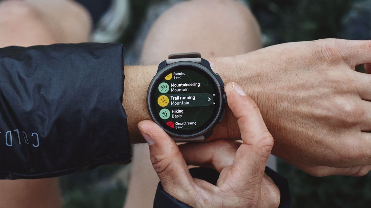"Suunto Race 2: The battery life that runs longer than your ex's excuses 😩⚡️ #UltramarathonVibes"