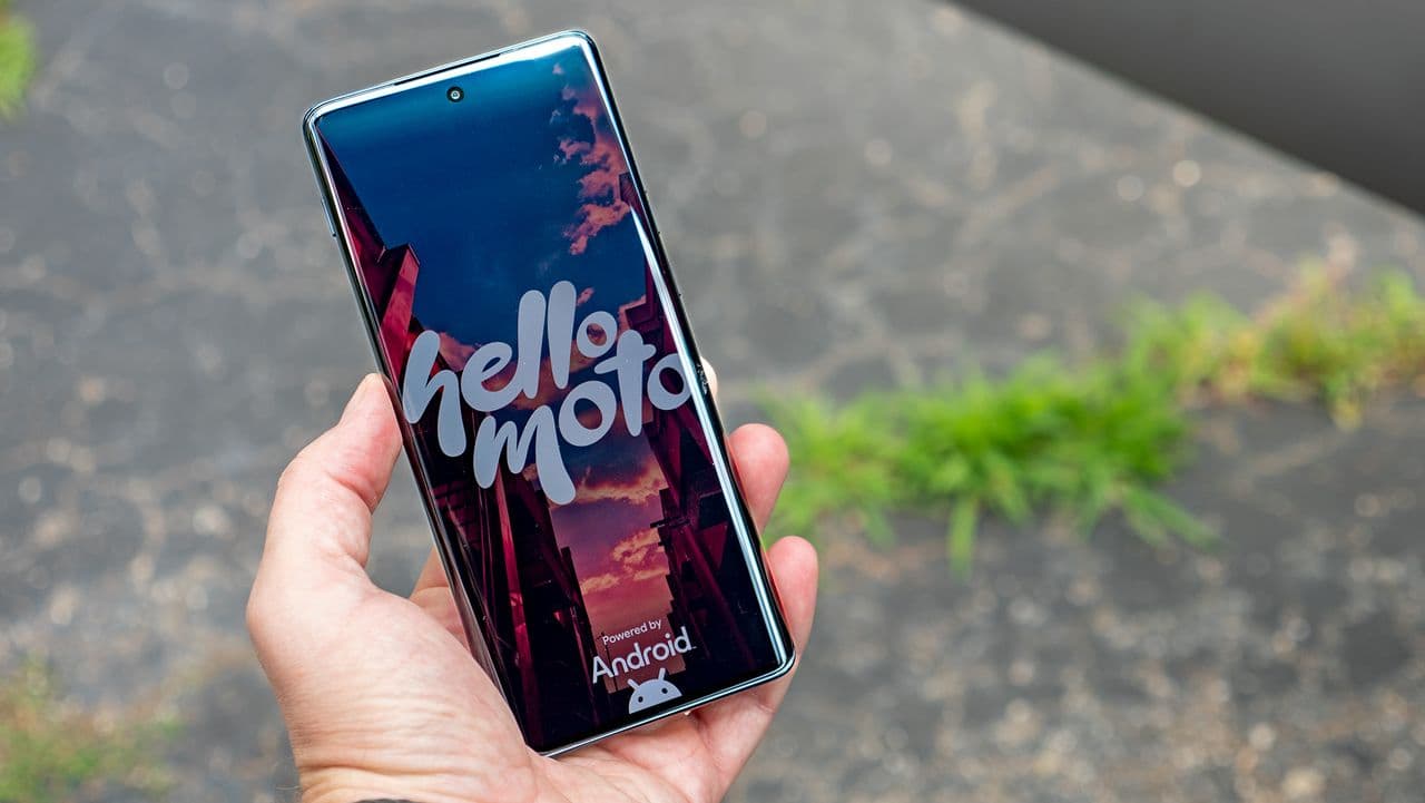 🚨🤑 Broke? No cap, cop this Motorola Edge for $400 OFF at Best Buy! Flexin' but make it budget-friendly! 💸🔥