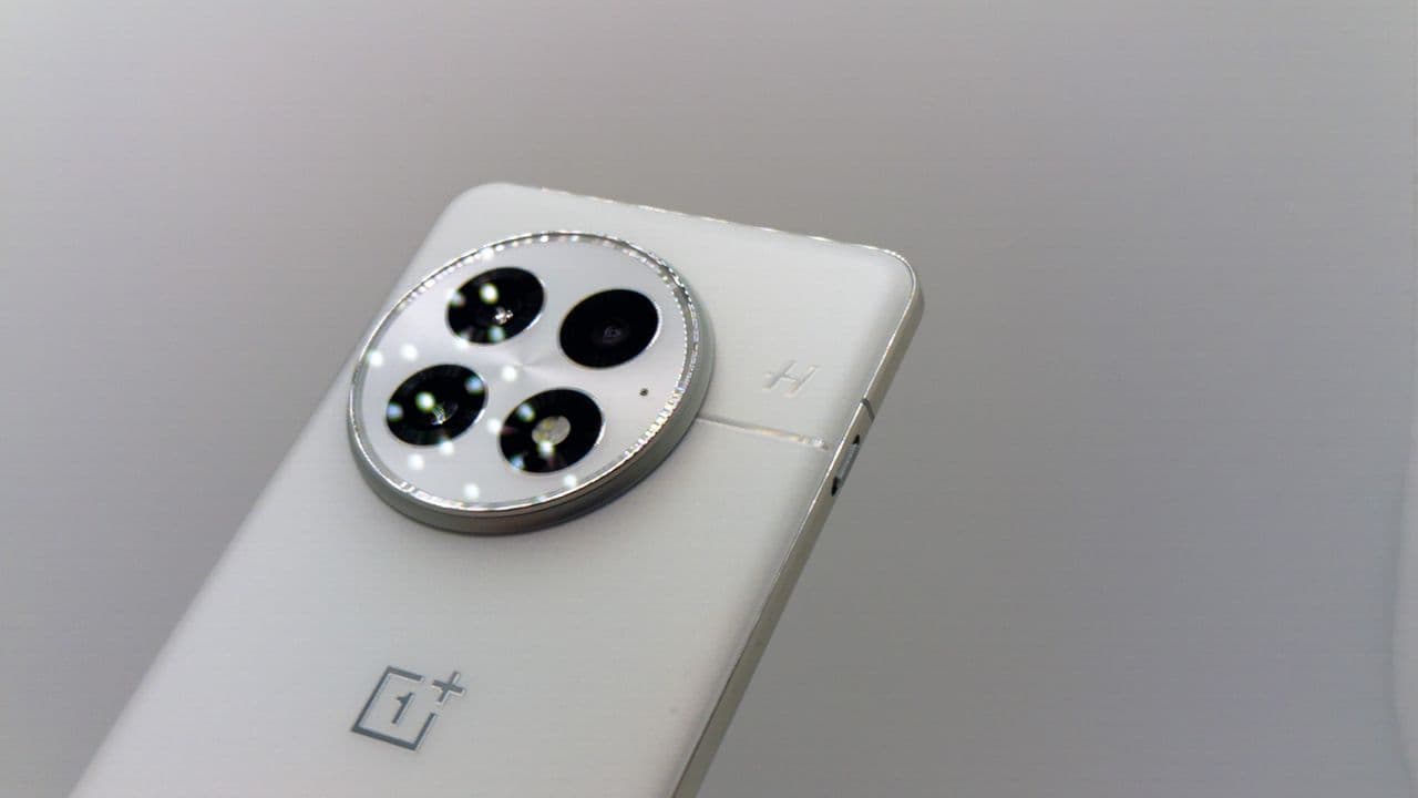 "OnePlus is switching up US accounts like it's Tinder 🥴💔💾 Here’s the 411 you didn’t ask for! 🚀😳"