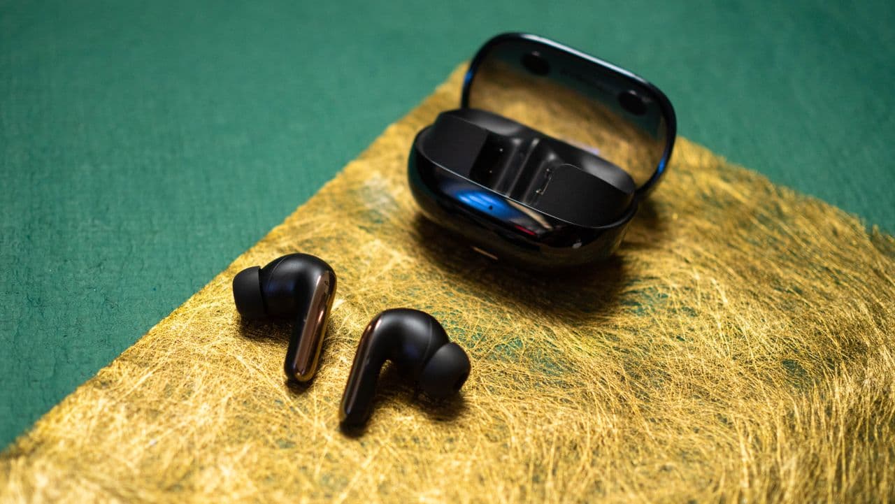 "Headphones still using Bluetooth? ๐คก Wi-Fi is the new vibe, c'mon tech, no cap! ๐ฅ๐ #UpgradeOrDie"