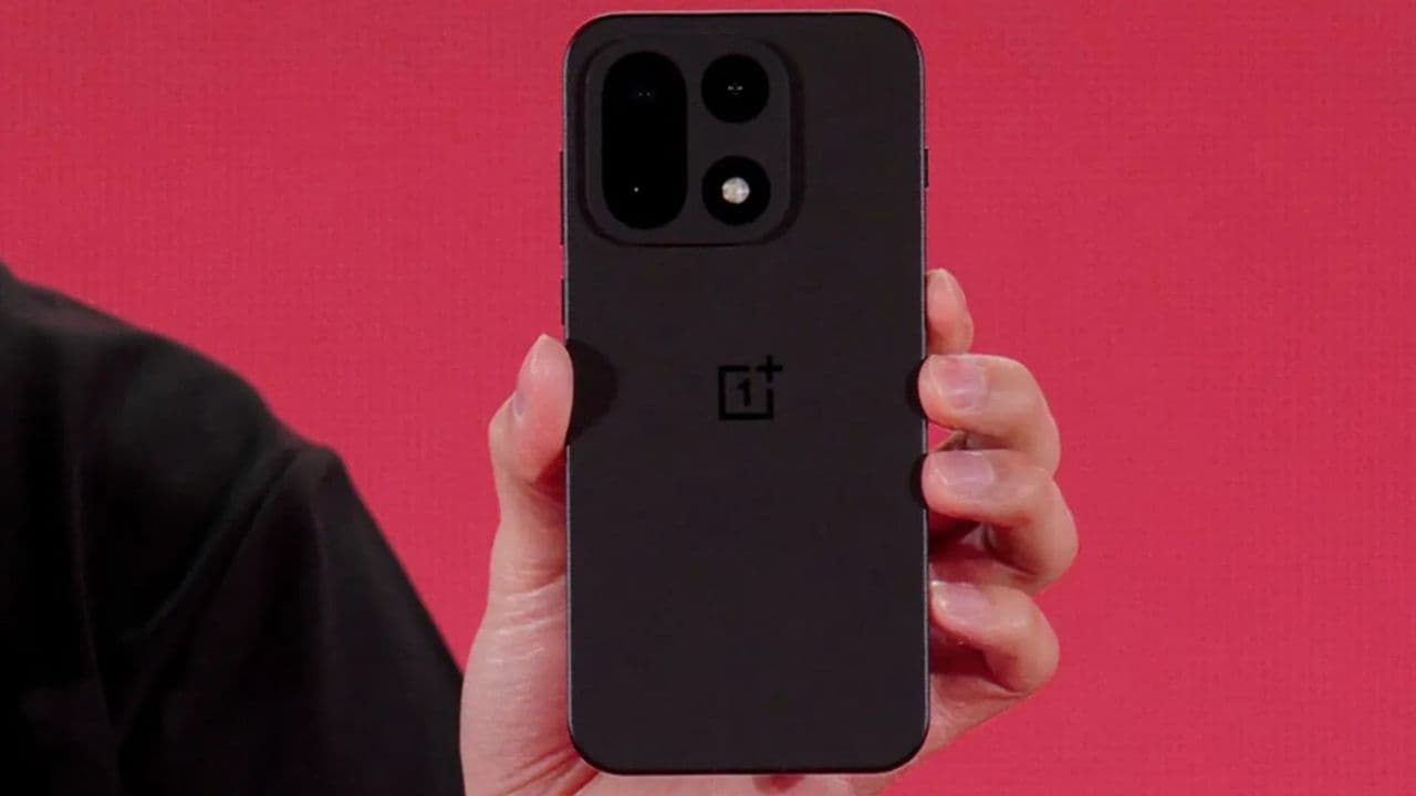 "Will the OnePlus 15 survive a pool party or just become a soggy mess? π¦π #DunkTest"