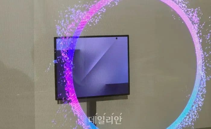 "Samsung's Galaxy Z Trifold: so sparse it's basically the tech version of a ghost town ๐ป๐ #SadVibes"