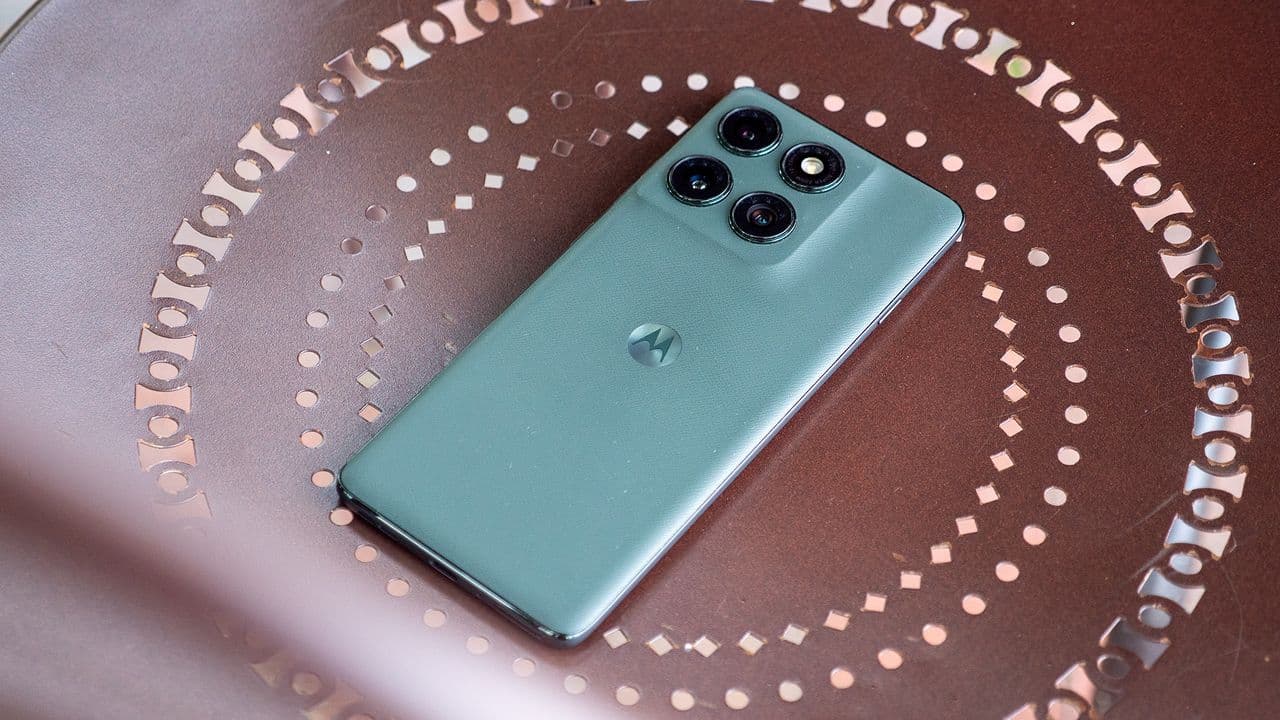 ๐ธ๐ Moto Edge 70 leak? New drip, who dis? ๐ฅ Upgraded cam vibes got me ready to flex on my ex! ๐โจ