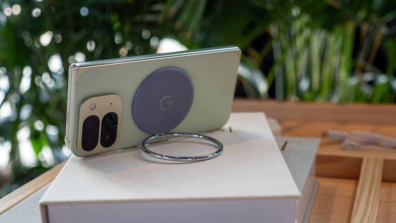 Pixel 10: ๐ Bye-bye reverse charging, hello Qi2 magnets! ๐๐ Just a charger-thru? No cap! ๐