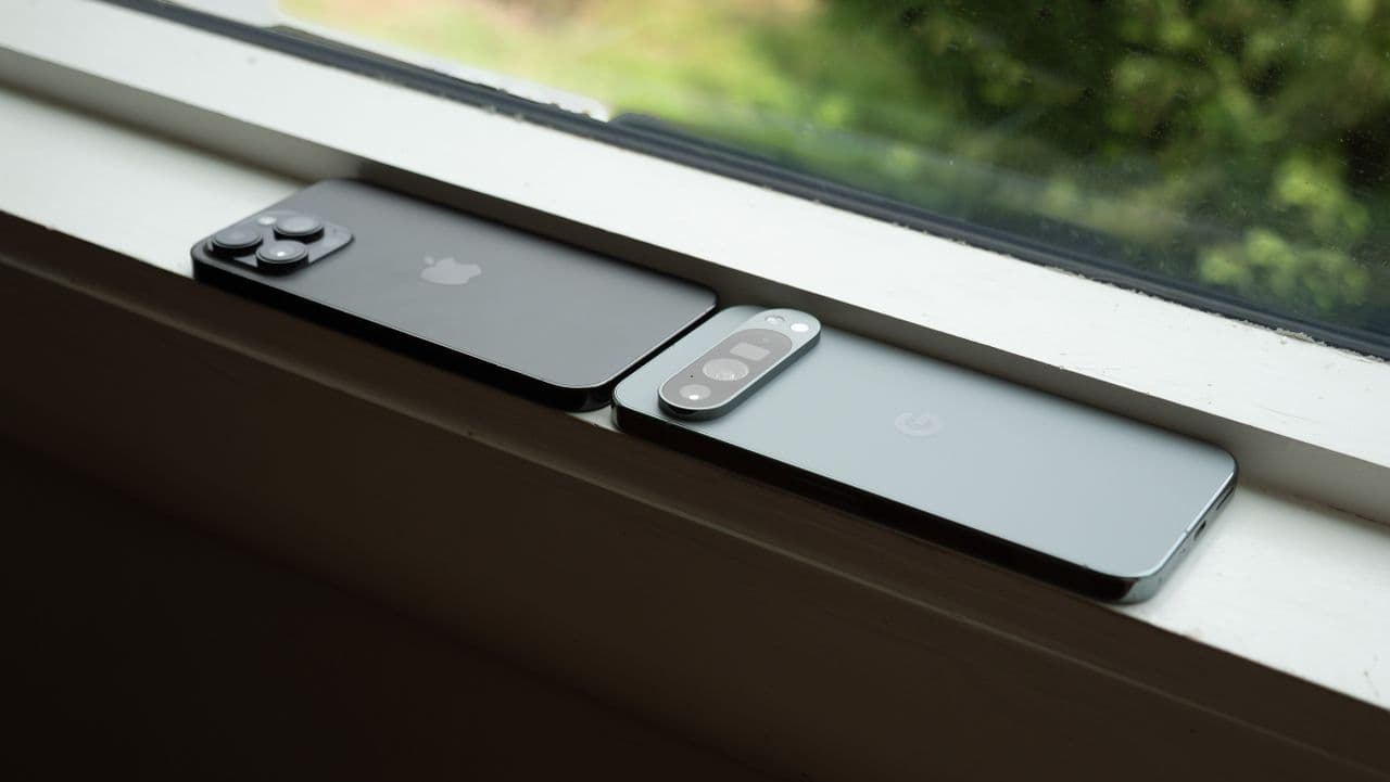 π±Google Pixel 10 looks like the iPhone's long-lost twin, and we're all just here for the drama!ππ #TwinSwitch