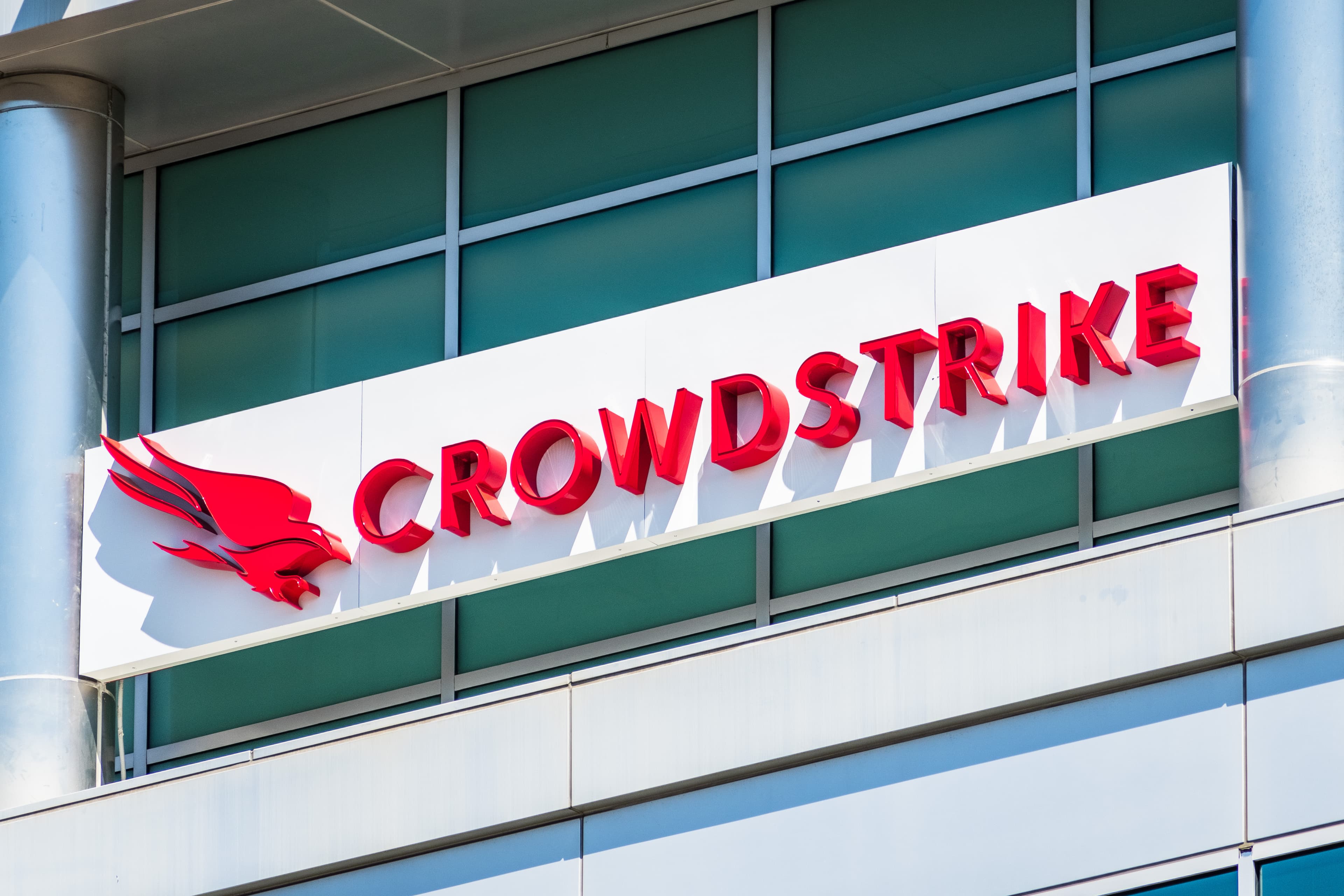CrowdStrike hit that "we okay?" vibe 💔📉 Strong earnings but still serving caution like it's hot tea 🫖🔥