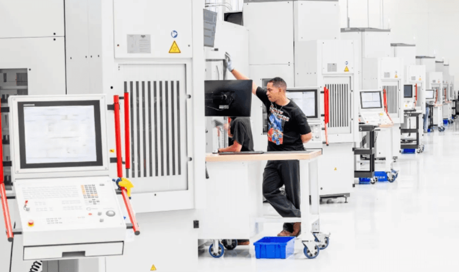 Hadrian just bagged $260M 💰 to make robots in defense faster than my internet speed! 🚀🔫 #TechFlex