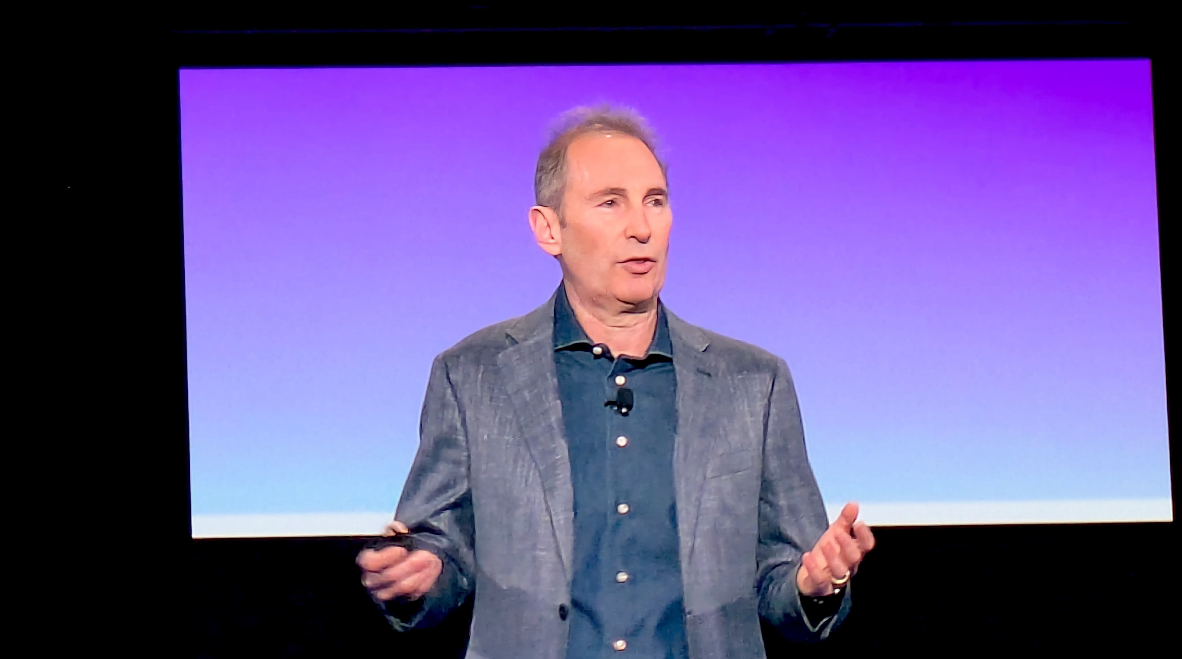 When your Amazon stock is like “💀 I’m fine” but the clouds are like “hold my beer” ☁️📉🔥 #LifeHack