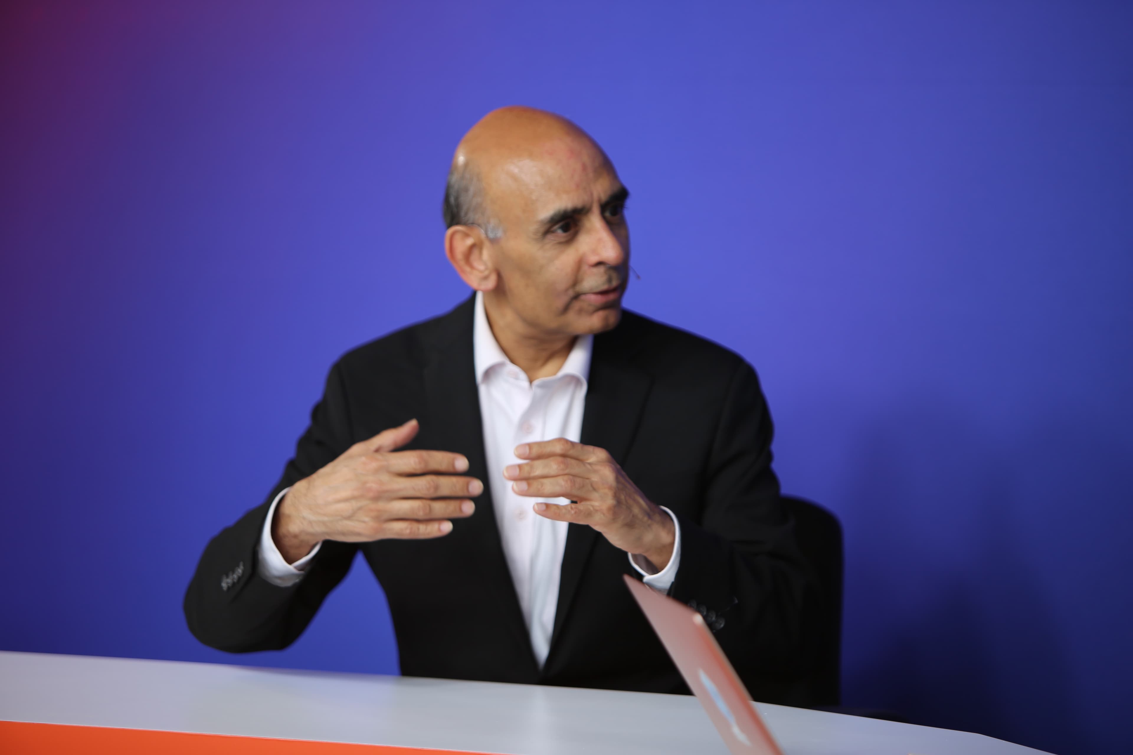 "AI ROI & Hybrid Edge? 🤔 Sounds like a tech bro trying to flex💪💰 #Evolve25 #DudeWhereIsMyMoney" 🚀🔥